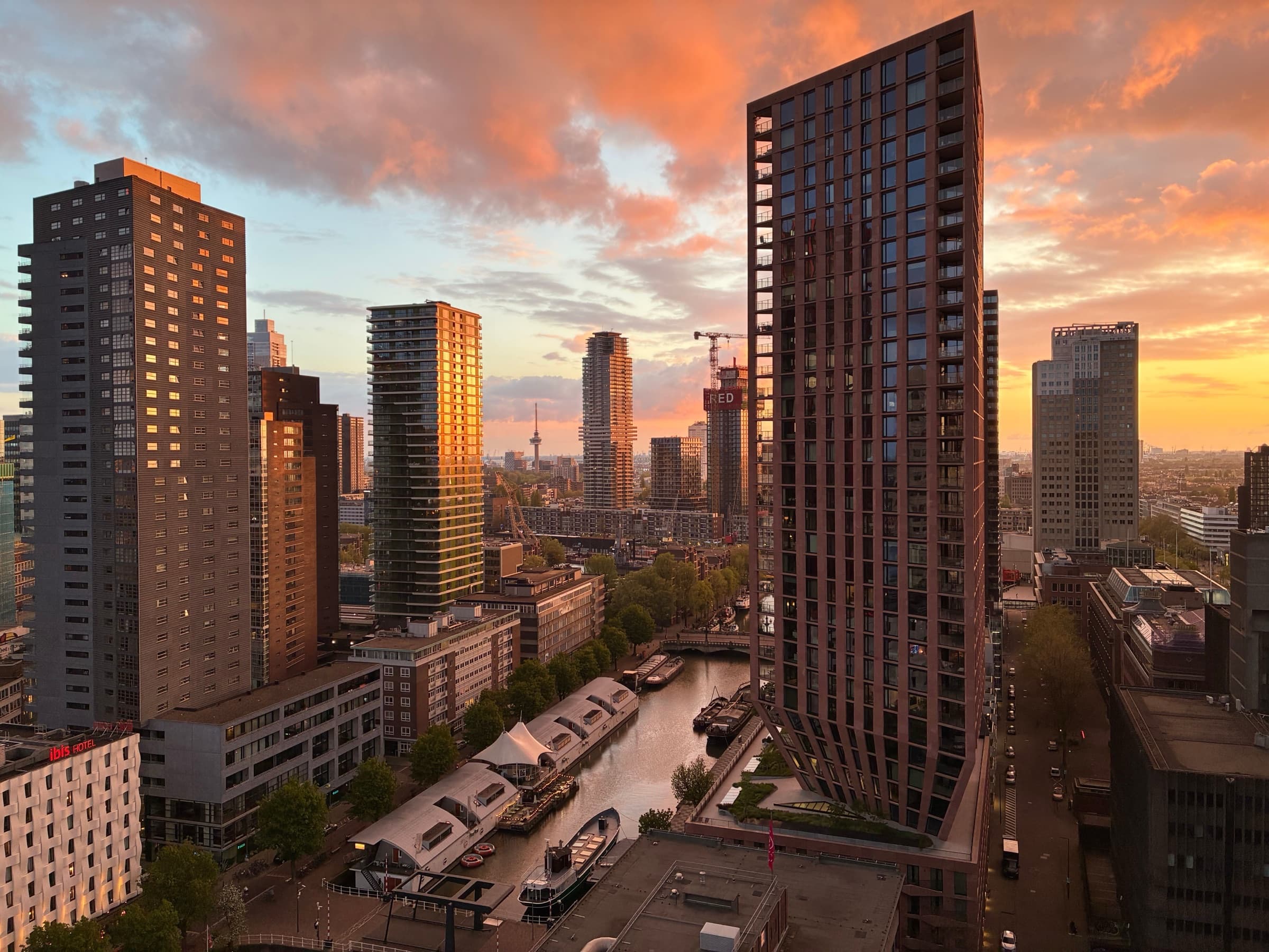 Woontorens aan de Maas in Rotterdam